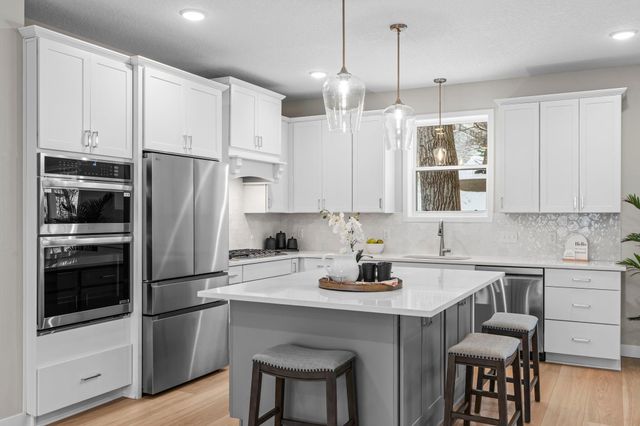 2817 Victoria Street N, Roseville, MN 55113