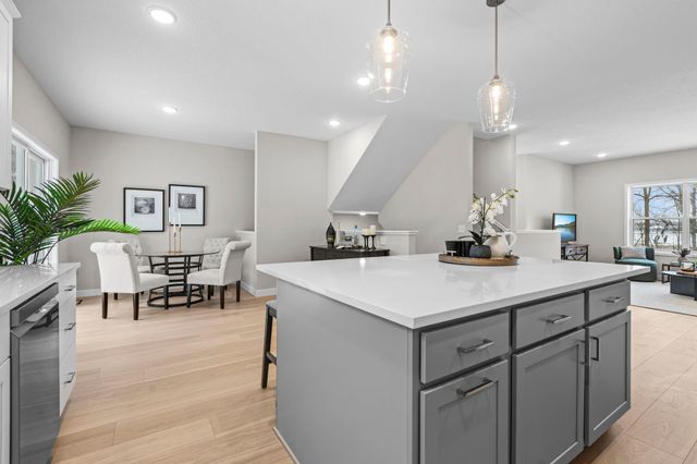 2817 Victoria Street N, Roseville, MN 55113