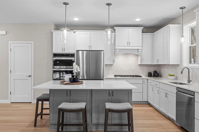 2817 Victoria Street N, Roseville, MN 55113