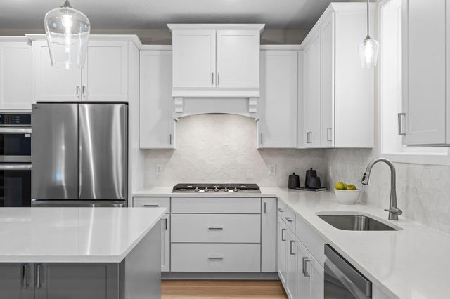 2817 Victoria Street N, Roseville, MN 55113