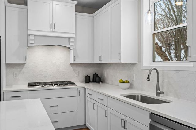 2817 Victoria Street N, Roseville, MN 55113