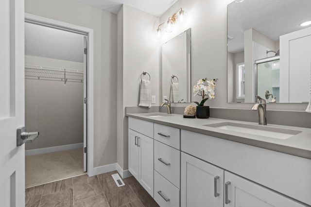 2817 Victoria Street N, Roseville, MN 55113