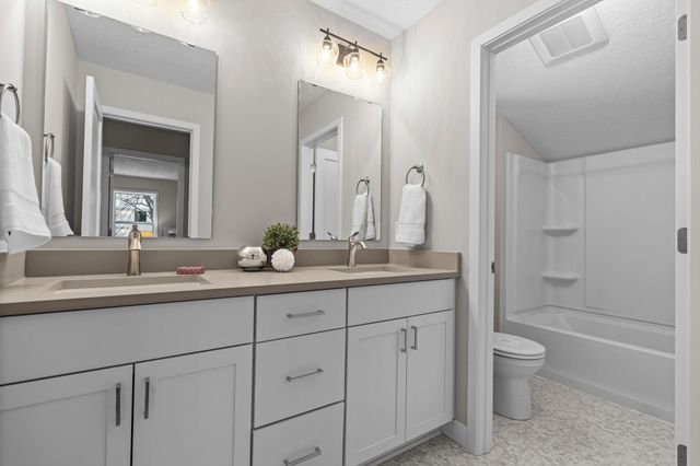 2817 Victoria Street N, Roseville, MN 55113