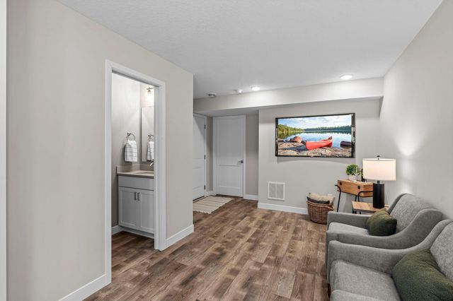 2817 Victoria Street N, Roseville, MN 55113