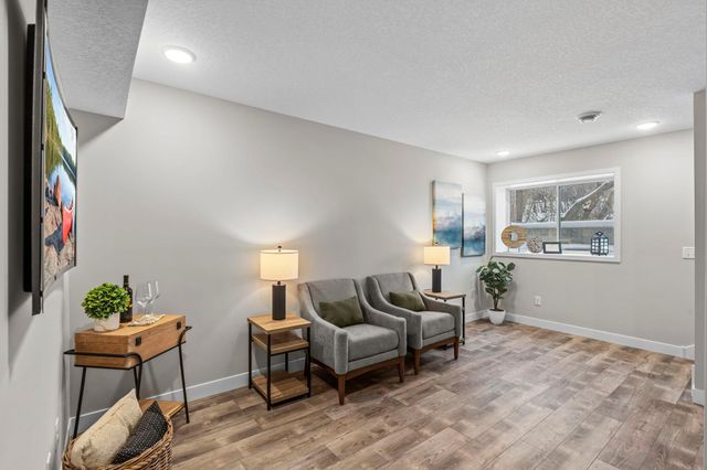 2817 Victoria Street N, Roseville, MN 55113