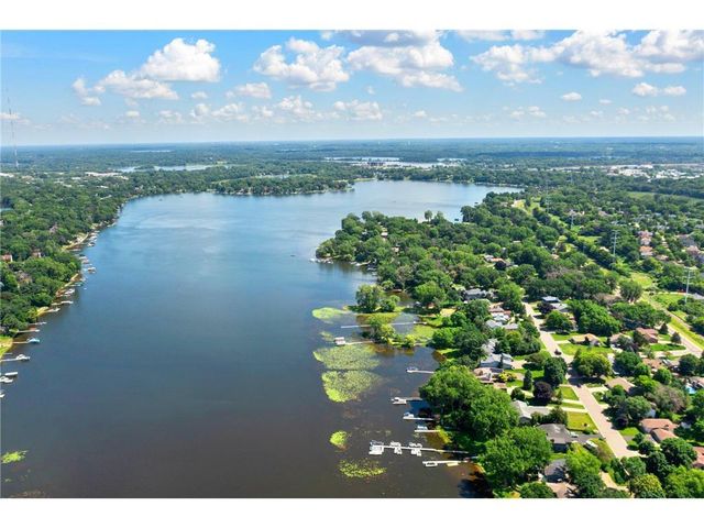 2817 Victoria Street N, Roseville, MN 55113