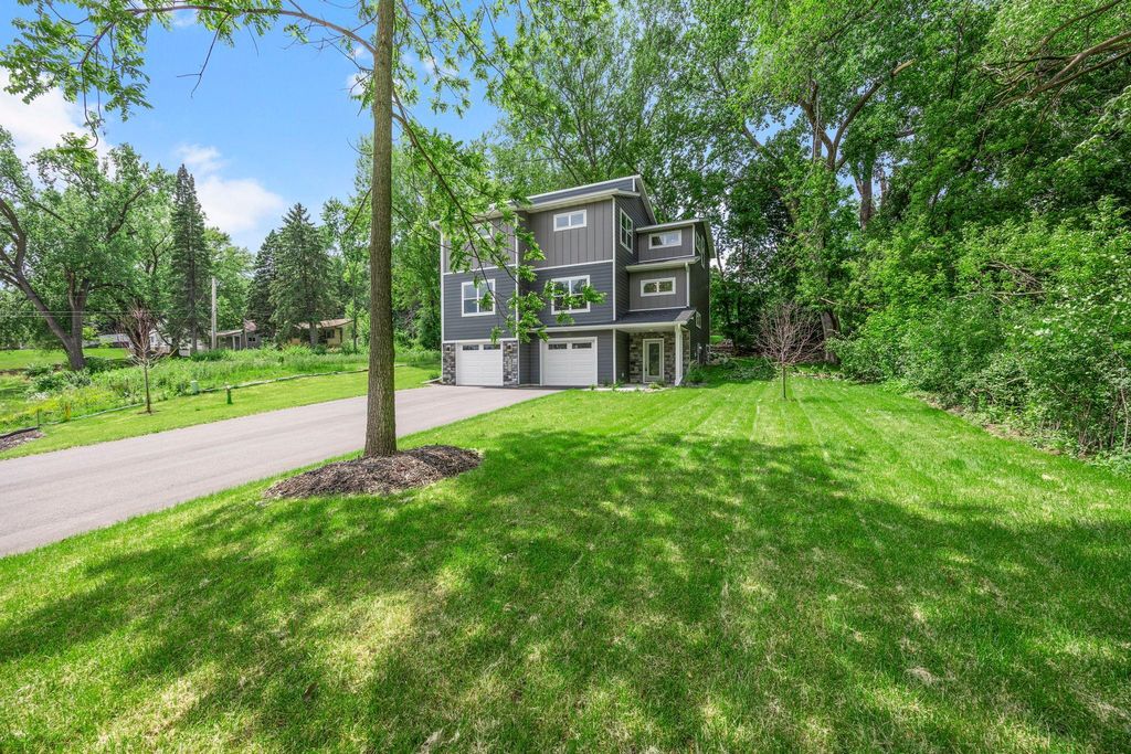 2817 Victoria Street N, Roseville, MN 55113 — photo 2