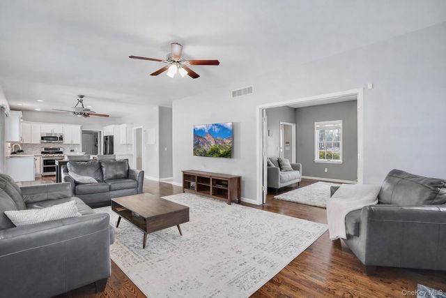 9 Trotter Lane, Poughkeepsie, NY 12603