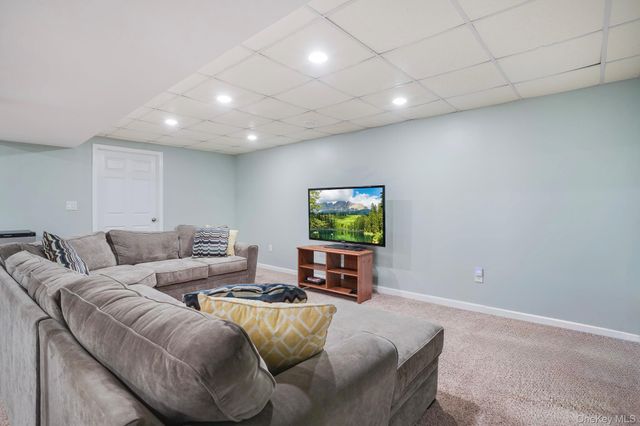 9 Trotter Lane, Poughkeepsie, NY 12603