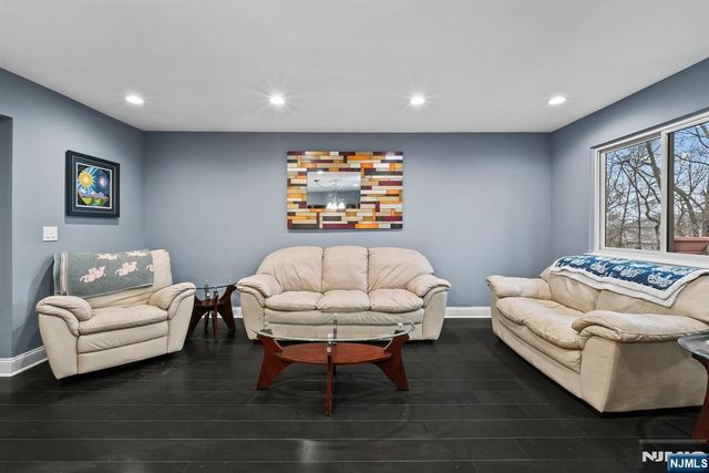 15 Littlewood Court, Wayne, NJ 07470