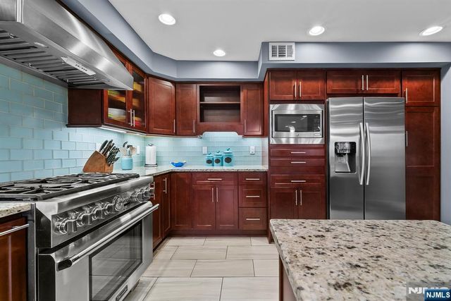 15 Littlewood Court, Wayne, NJ 07470