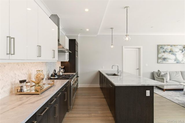 100 Garvies Point Road 1301, Glen Cove, NY 11542