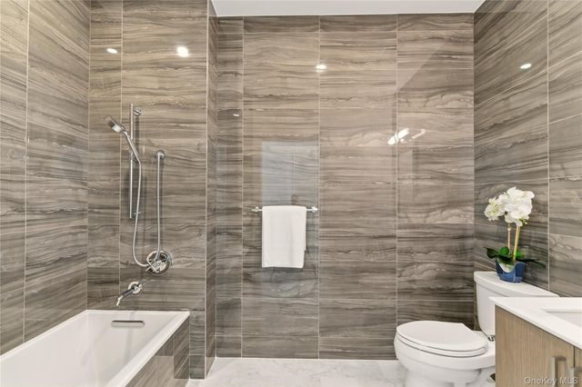 100 Garvies Point Road 1301, Glen Cove, NY 11542