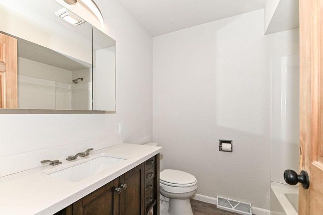8122 Wake Forest DRIVE, Oak Creek, WI 53154