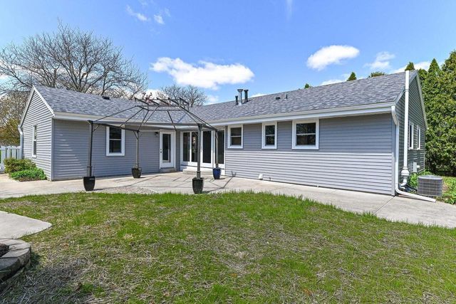 8122 Wake Forest DRIVE, Oak Creek, WI 53154