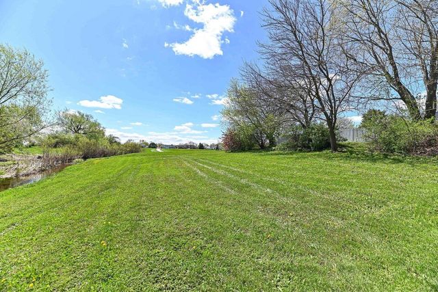 8122 Wake Forest DRIVE, Oak Creek, WI 53154