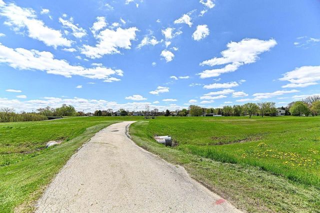 8122 Wake Forest DRIVE, Oak Creek, WI 53154