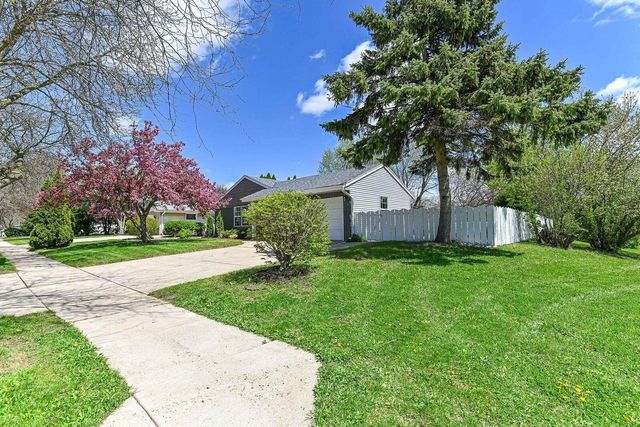 8122 Wake Forest DRIVE, Oak Creek, WI 53154
