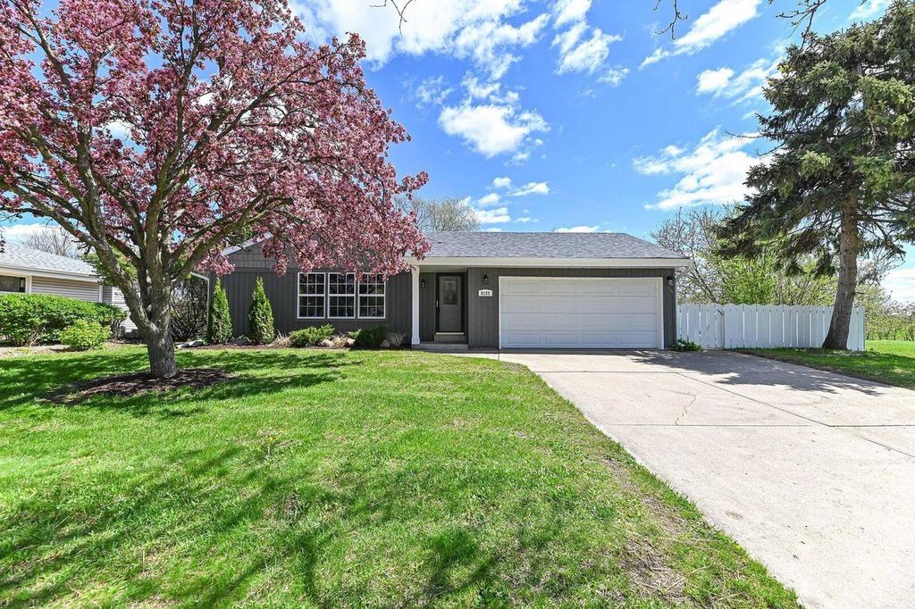 8122 Wake Forest DRIVE, Oak Creek, WI 53154