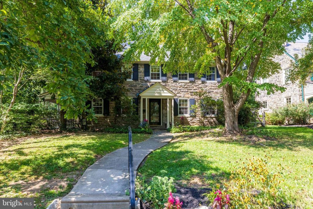 3215 W COULTER ST, Philadelphia, PA 19129