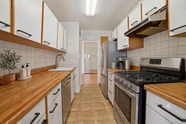 102-30 66th Road 17H, Forest Hills, NY 11375