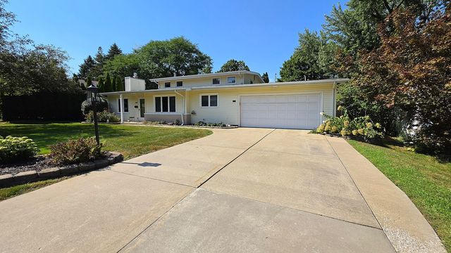 1410 Broadview Drive, Bettendorf, IA 52722