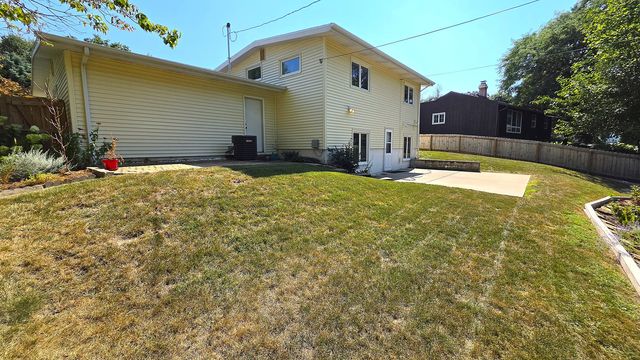1410 Broadview Drive, Bettendorf, IA 52722