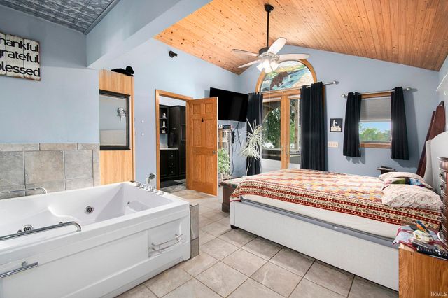 13495 N Hillside Drive, Syracuse, IN 46567