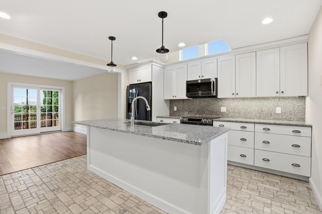 10 Highland Ridge Road, New London, NH 03257