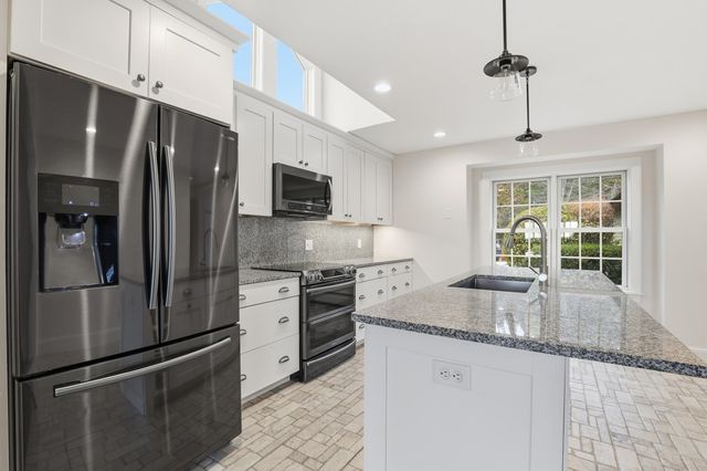 10 Highland Ridge Road, New London, NH 03257