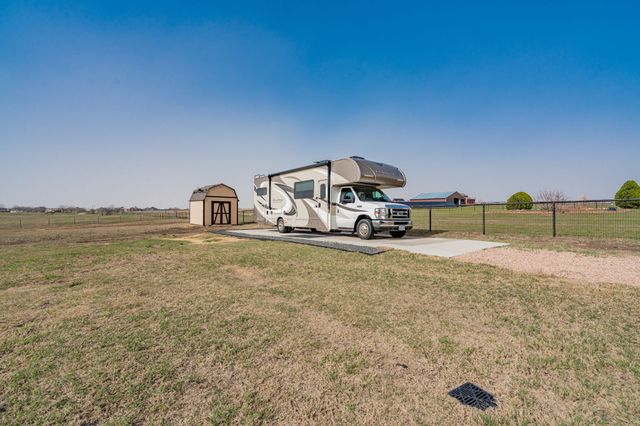 910 Angus Road, Waxahachie, TX 75167