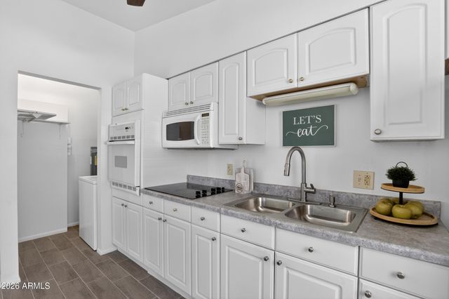 10582 W OAKMONT Drive, Sun City, AZ 85351