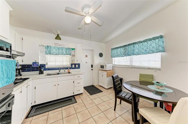 2564 WOOD STREET, Sarasota, FL 34237