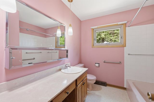 3905 Bel Aire Road, Des Moines, IA 50310