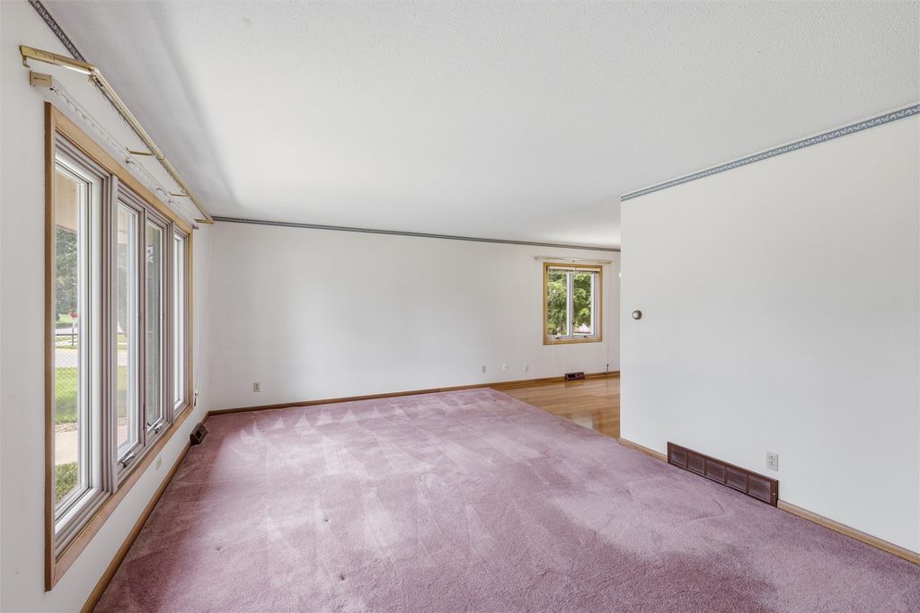 3905 Bel Aire Road, Des Moines, IA 50310