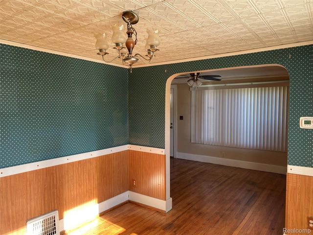 21258 Bon Heur Street, St. Clair Shores, MI 48081