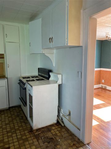 21258 Bon Heur Street, St. Clair Shores, MI 48081
