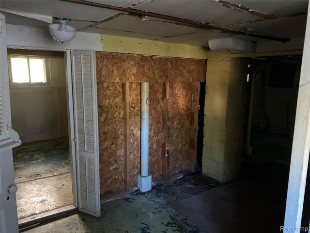 21258 Bon Heur Street, St. Clair Shores, MI 48081