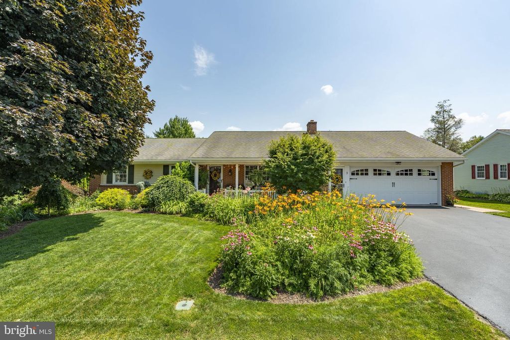 3 MEADOW LN, New Holland, PA 17557