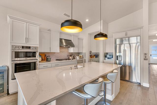 11176 N Via Revenna Drive, Fresno, CA 93730