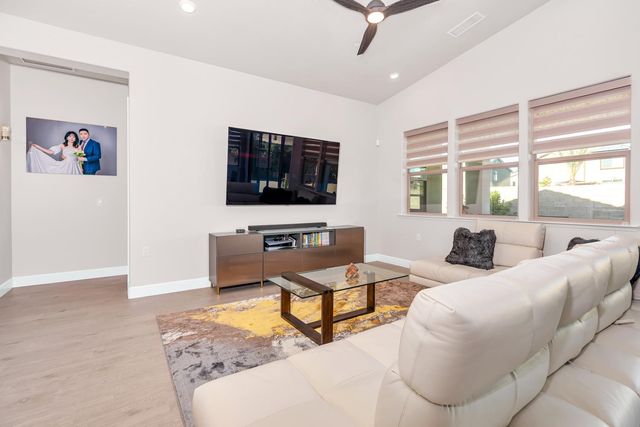 11176 N Via Revenna Drive, Fresno, CA 93730