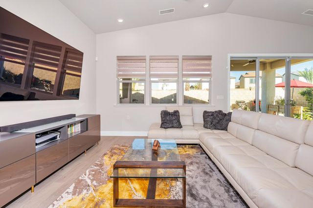11176 N Via Revenna Drive, Fresno, CA 93730