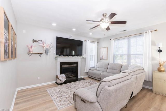 8155 Billings CT, Hayes, VA 23072