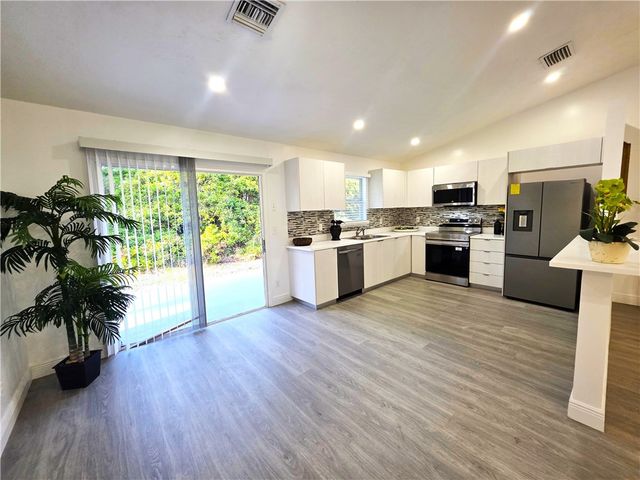 490 13th Lane SW, Vero Beach, FL 32962