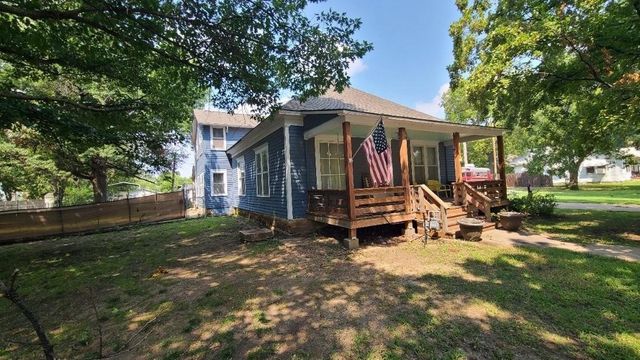 318 N Poplar St, Wellington, KS 67152