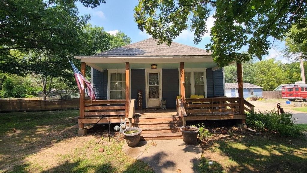 318 N Poplar St, Wellington, KS 67152