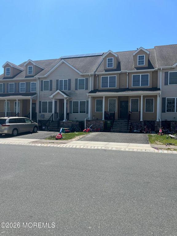 16 Riesling Avenue, Lakewood, NJ 08701