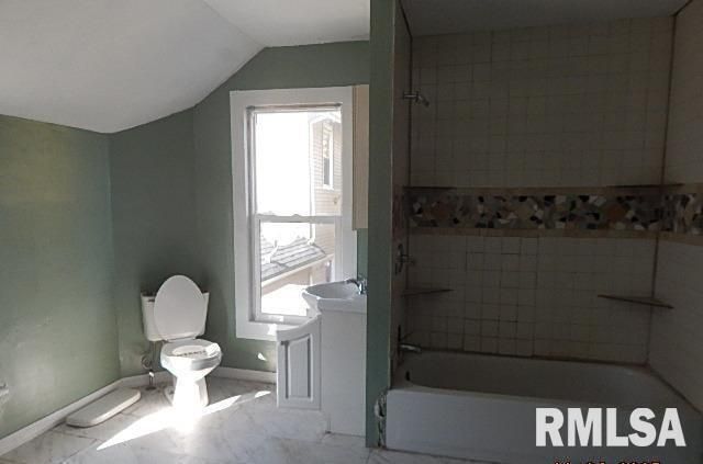 1854 W 8TH Street, Davenport, IA 52802