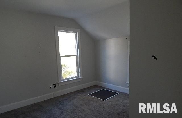 1854 W 8TH Street, Davenport, IA 52802