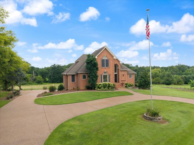 2155 Lake Rd, Greenbrier, TN 37073